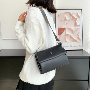 Sac bandoulière vintage en cuir PU noir avec bandoulière brodée au motif ethnique