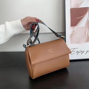Sac bandoulière vintage marron avec large bandoulière à motif rétro et rabat en cuir