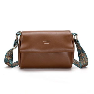 Sac bandoulière en cuir marron rétro avec large bandoulière colorée style bohème