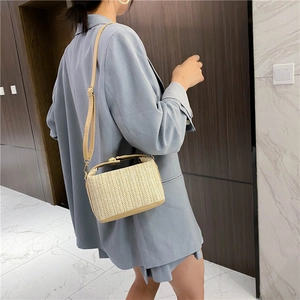 Bolso bandolera tejido beige con detalles en cuero marrón y correa ajustable de verano