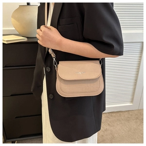 Dettaglio borsa a tracolla beige in ecopelle con motivo coccodrillo e testo moda