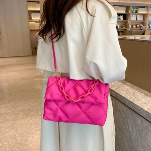 Sac à bandoulière matelassé en nylon magenta pour femmes avec texture brillante rembourrée