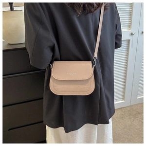 Dettaglio borsa beige a tracolla con texture coccodrillo e sottile cinturino in pelle