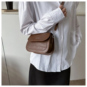 Borsa a sella marrone in ecopelle con elegante dettaglio in trama coccodrillo e logo