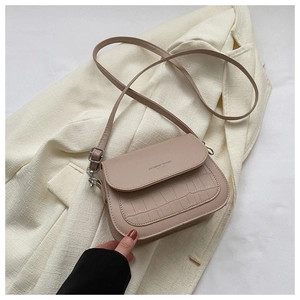 Dettaglio borsa a tracolla beige con motivo a coccodrillo e stampa Fashion Trend
