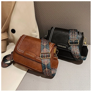 Dettaglio di borse a tracolla vintage con borchie e ampie spalline stile bohémien