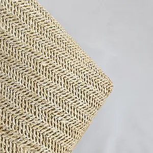 Détail macro du tissage en paille de haute qualité avec un motif à chevrons durable