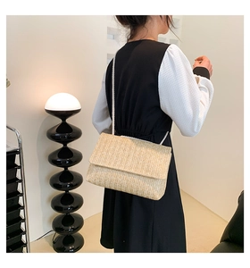 Detailansicht der Rückseite einer minimalistischen Strohumhängetasche mit Kordelriemen