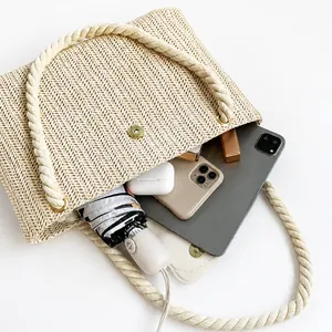 Détail intérieur du cabas en paille montrant la grande capacité pour la tablette