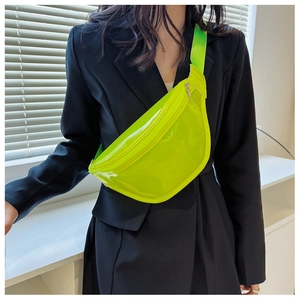 Marsupio in PVC giallo neon su giacca nera che mostra il materiale lucido e la tracolla