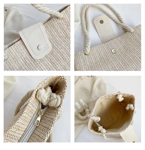 Détail d'un sac cabas en paille crème avec anses en corde et rabat aimanté en cuir