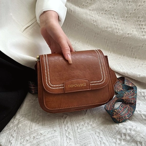 Borsa a tracolla retrò marrone con cinturino intrecciato colorato e cuciture bianche