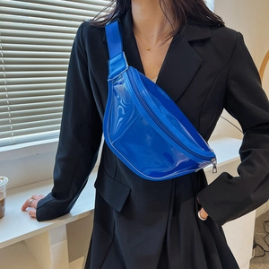 Marsupio moderno blu neon in PVC con tracolla regolabile sopra un blazer nero