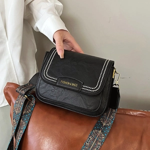 Borsa a tracolla retrò nera con borchie e ampia tracolla colorata stile bohémien