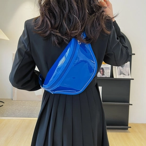 Dettaglio borsa a tracolla in PVC blu lucido con cerniera in argento sulla schiena