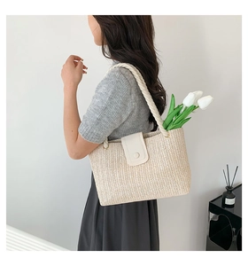 Détail du sac cabas en paille tissée à chevrons avec boucle en cuir et anse corde