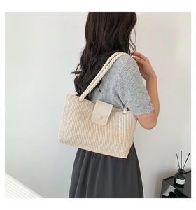 Détail du sac cabas en paille tissée avec bandoulières en corde et rabat en cuir