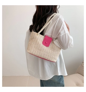 Détail du sac cabas en paille tissée avec accents en cuir rose et anse en corde tressée
