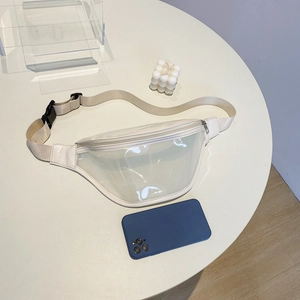 Marsupio trasparente in PVC con tracolla regolabile crema su un tavolo bianco