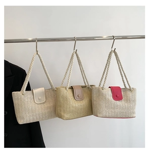 Détails de sacs cabas en paille avec rabats en cuir et poignées en corde tressée