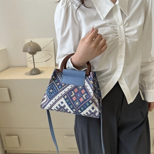 Detail der böhmischen geometrischen Webschultertasche mit Holzgriff und blauem Riemen