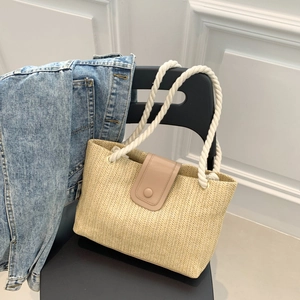 Sac cabas en paille tressée beige contrasté avec texture en V et anses en corde