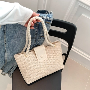 Sac fourre-tout en paille avec anses crème et rabat en cuir pour un style décontracté
