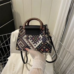 Detail der bunten gewebten Beuteltasche mit Holzgriff und Vintage-Geometrie-Mustern