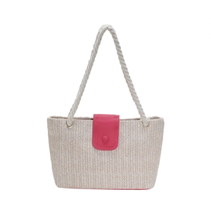 Sac fourre-tout en paille avec rabat en cuir rose et anses en corde sur fond blanc