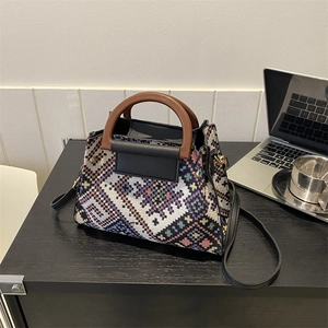 Detail der Vintage Jacquard Beuteltasche mit geometrischen Mustern und Holzringgriffen