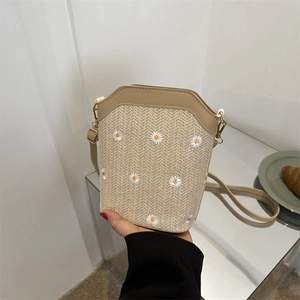 Sac seau en paille avec broderie marguerite blanche et bandoulière en cuir réglable