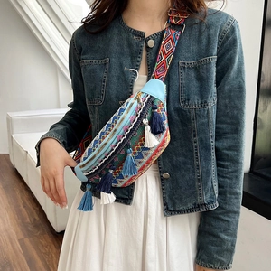 Ethno-Gürteltasche mit bunten Quasten und Jacquard-Gurt, getragen von einem Modell