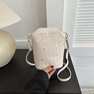 Sac seau en paille avec broderie de marguerites et bordure en cuir blanc crème