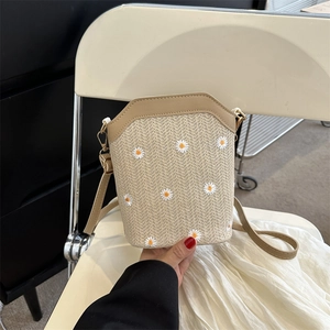 Sac seau en paille avec broderie de marguerites blanches et bandoulière en cuir