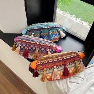 Ethno-Gürteltasche im Boho-Stil mit bunten Quasten und gewebten geometrischen Mustern