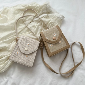 Straw crossbody bags with daisy embroidery in beige and brown colors, minimalist design