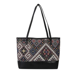 Grand sac cabas ethnique tissé avec motifs géométriques et détails en cuir noir