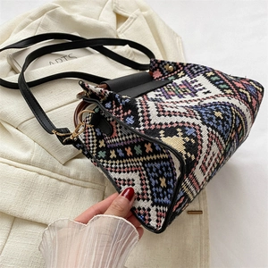 Detail der mehrfarbigen geometrischen Web-Beuteltasche mit schwarzer Lederklappe und Griff