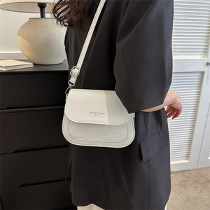 Borsa a tracolla minimalista in ecopelle bianca con trama coccodrillo e logo moda