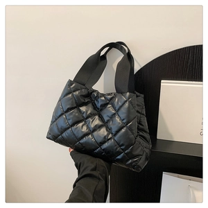 Vue détaillée du sac à bandoulière matelassé noir avec motif de surpiqûres en losanges