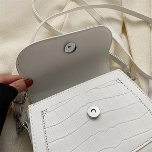 Borsa a tracolla bianca effetto coccodrillo con chiusura magnetica argento