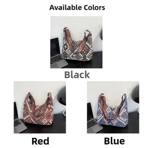 Vue détaillée des sacs hobo ethniques en noir, rouge et bleu avec bandoulières tissées