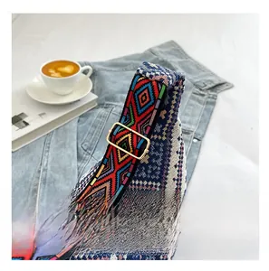 Détail de la boucle en métal doré réglable sur la bandoulière tissée à motifs colorés