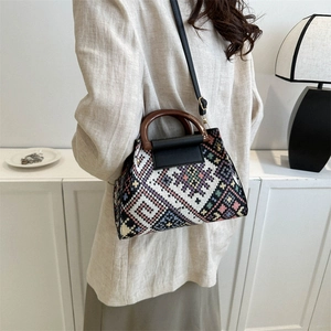 Gewebte Ethno-Handtasche mit geometrischem Muster, Holzgriffen und Lederriemen