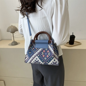 Sac bandoulière tissé ethnique aux motifs géométriques avec poignée en bois stylée