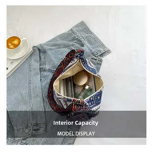Capacité interne du sac bohème montrant le rangement de maquillage et l'imprimé bleu