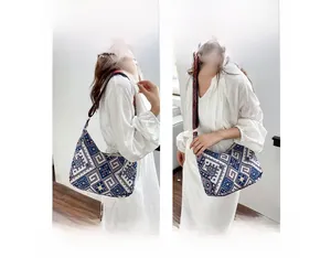 Vue détaillée du motif géométrique ethnique et de la large bandoulière jacquard du sac