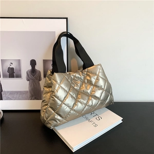 Sac fourre-tout matelassé métallisé champagne avec sangles noires et surpiqûres