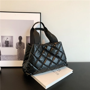 Sac fourre-tout noir matelassé avec surpiqûres en losanges et anses rembourrées élégantes