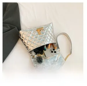 Vue intérieure du sac bandoulière argenté matelassé avec espace pour téléphone et maquillage